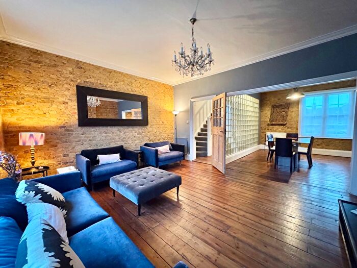 2 Bedroom Maisonette To Rent In Kingston Road, London, SW19