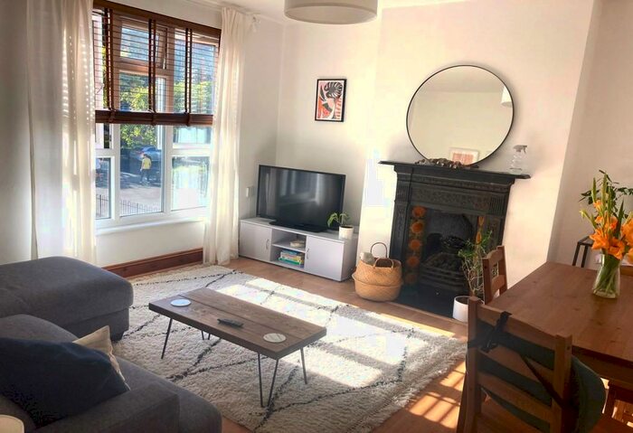 2 Bedroom Apartment To Rent In Evelyn Court, London, N1