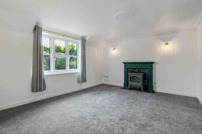 2 Bedroom Maisonette To Rent In Manor Court, Manor Close, Fairford, Gloucestershire, GL7