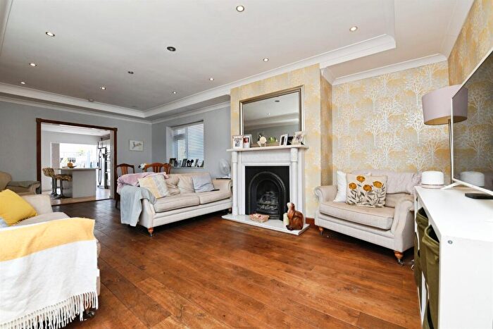 4 Bedroom Detached Bungalow For Sale In Betterton Road, Rainham, RM13