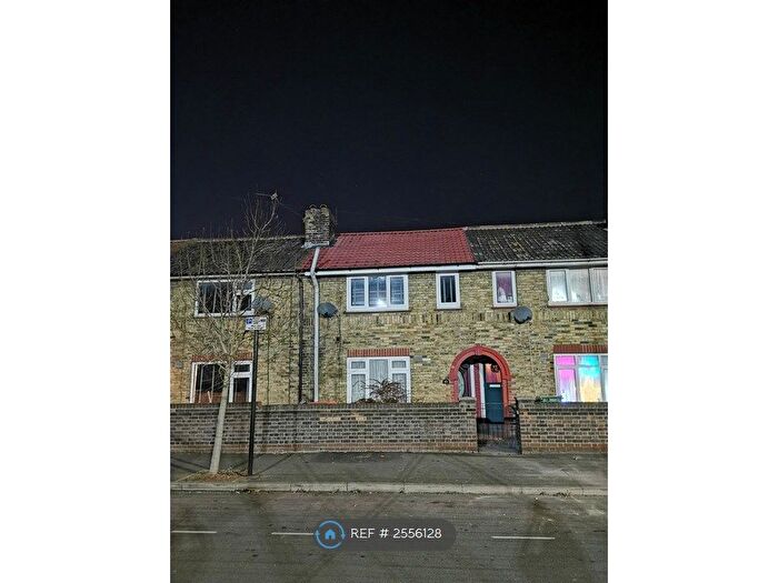2 Bedroom Terraced House To Rent In London - Custom House, London - Custom House, E16