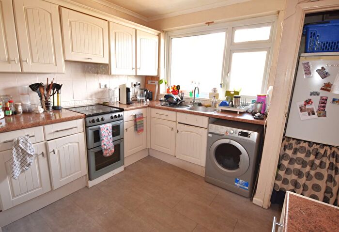 3 Bedroom Maisonette To Rent In Solebay Street, Stepney Green, E1