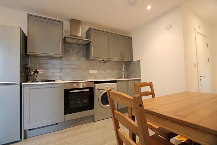 3 Bedroom Flat To Rent In Parkgate Road, London, SW11