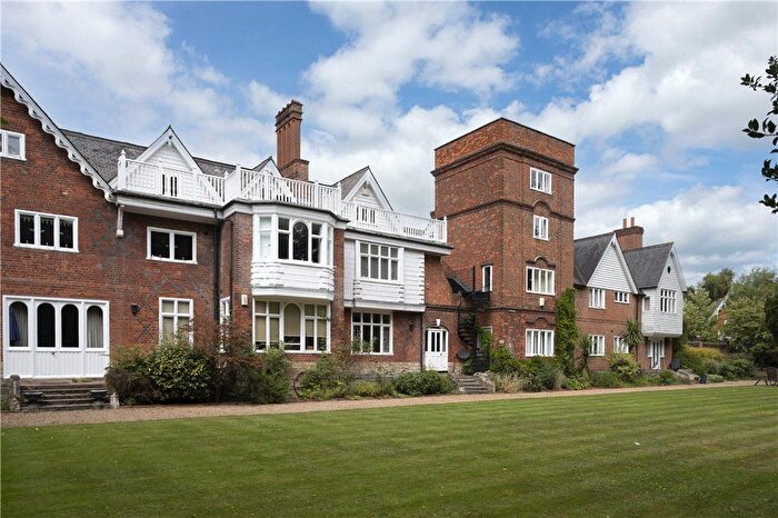 3 Bedroom Flat For Sale In Coombe House, Devey Close, KT2