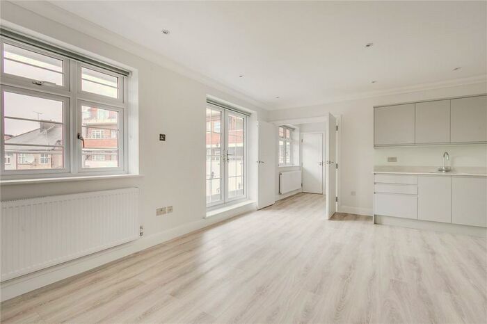 3 Bedroom Flat To Rent In Burleigh Parade, Burleigh Gardens, London, N14