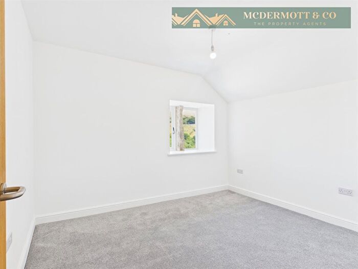 2 Bedroom Flat To Rent In Bradburys Lane, Greenfield, OL3