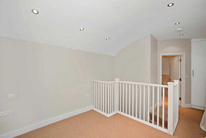 1 Bedroom Flat To Rent In Argyll Close, London, SW9