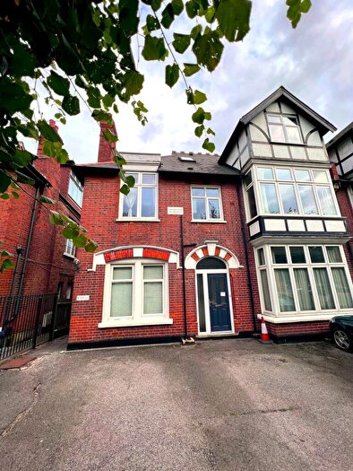 3 Bedroom Flat To Rent In Grosvenor Lodge, High Road, Whetstone, N20