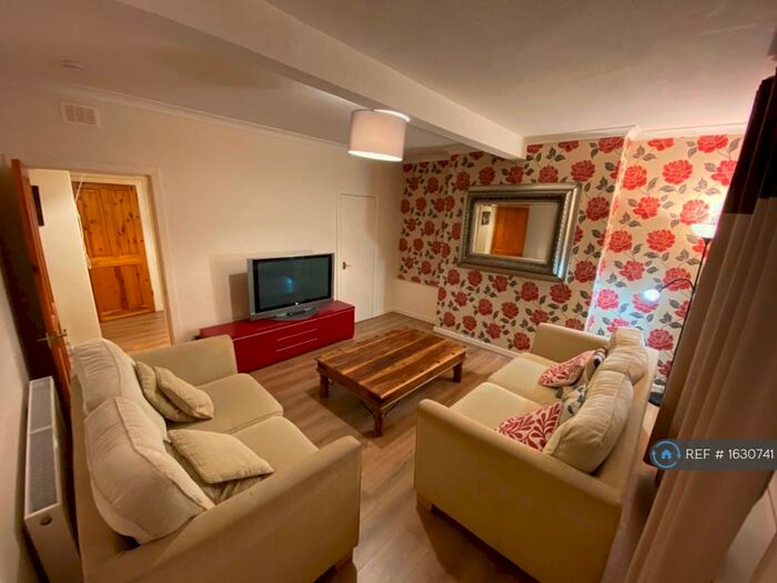 2 Bedroom Flat To Rent In Hutchison Avenue, Edinburgh, EH14