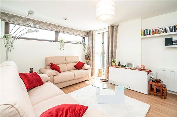 1 Bedroom Flat To Rent In Petergate, London, SW11