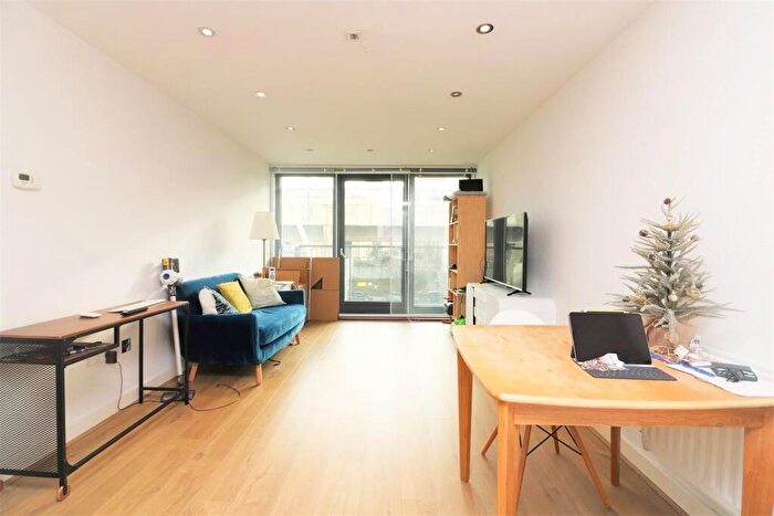 1 Bedroom Apartment To Rent In Elektron Tower, Blackwall Way, Canary Wharf, E14
