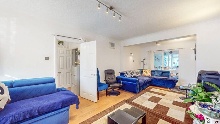 3 Bedroom Detached House For Sale In Lime Grove, Ruislip, HA4