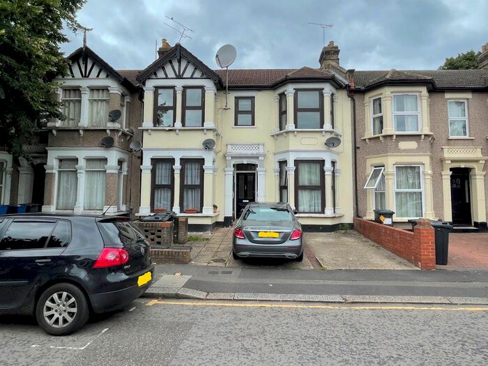 1 Bedroom Flat To Rent In Beaufort Gardens, Cranbrook, Ilford, IG1
