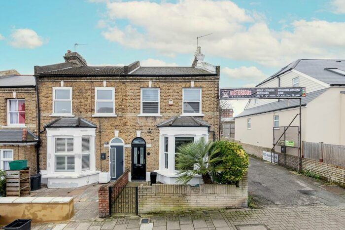 3 Bedroom Semi-Detached House To Rent In Oak Grove Road, London, SE20