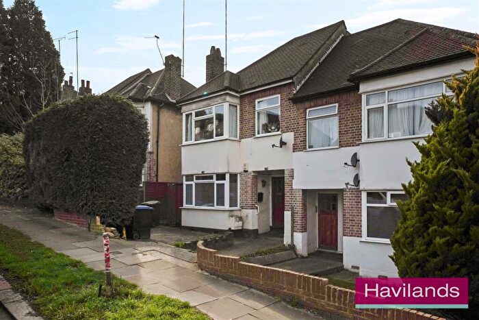 2 Bedroom Maisonette For Sale In Deepdene Court, London, N21