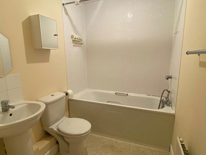 1 Bedroom Flat To Rent In Amazon Court, Admirals Way, Gravesend, Kent, DA12