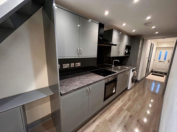 2 Bedroom Flat To Rent In Castle Street, Stockport, SK3