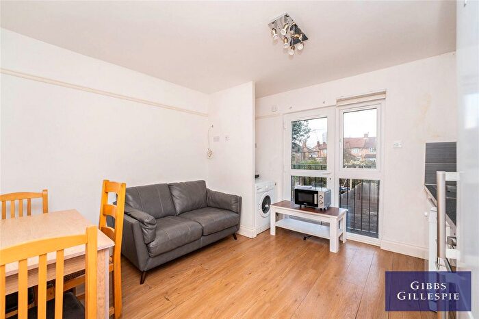 4 Bedroom Flat To Rent In Carlisle Avenue, London, W3