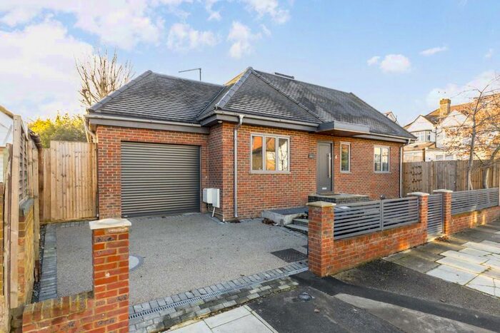 5 Bedroom Property To Rent In Hathaway Gardens, London W13