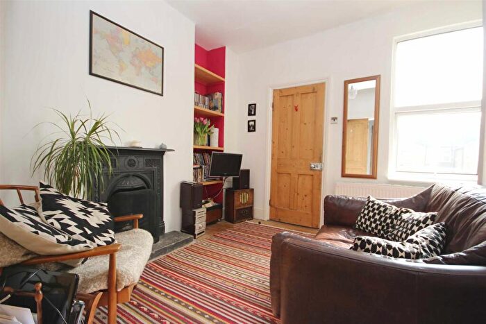 2 Bedroom Maisonette For Sale In Camden Road, Walthamstow, E17