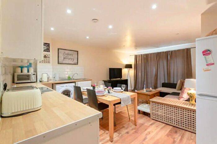 4 Bedroom Flat To Rent In Bishops Way, Bethnal Green, E2
