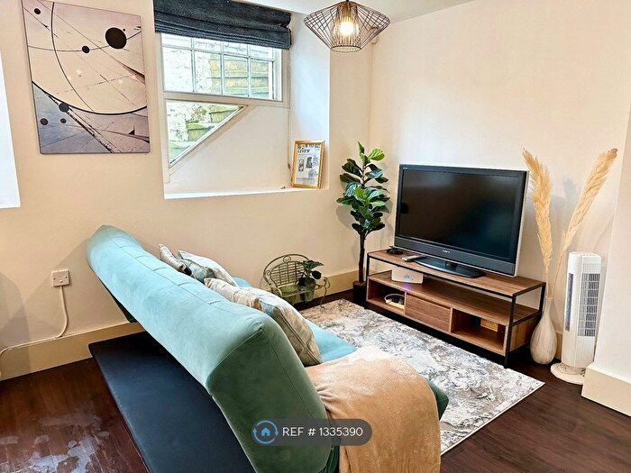 1 Bedroom Flat To Rent In Hampton Court Road, East Molesey, KT8