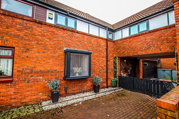 5 Bedroom Semi-Detached House For Sale In Wigeon Close, Washington, Tyne And Wear, NE38