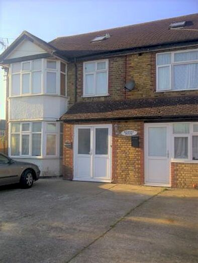 Studio To Rent In United Drive, Feltham, TW14