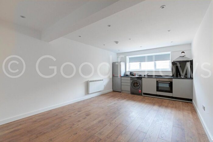 2 Bedroom Apartment To Rent In Stonecot Hill, Sutton, Surrey, SM3