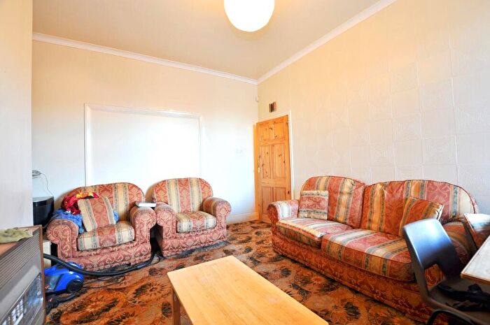 3 Bedroom Flat To Rent In Simonside Terrace, Heaton, Newcastle Upon Tyne, NE6