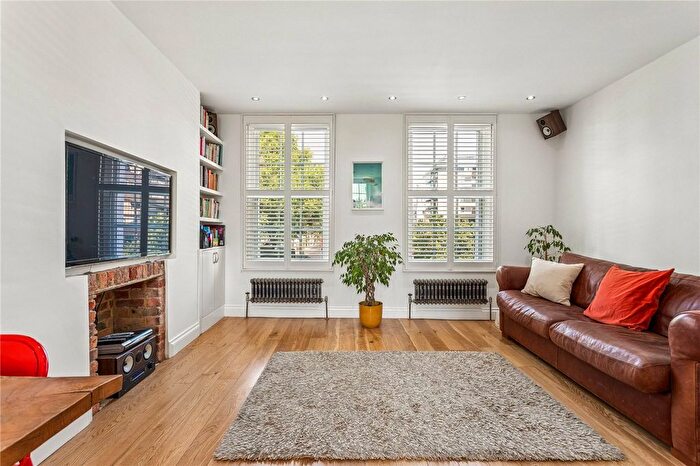 2 Bedroom Maisonette For Sale In New North Road, London, N1