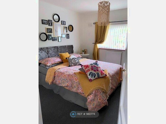 3 Bedroom Semi-Detached House To Rent In Shepley Grove, Stoke-On-Trent, ST3