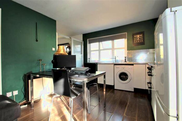 Flat To Rent In Tavistock Road, Yiewsley, West Drayton, UB7