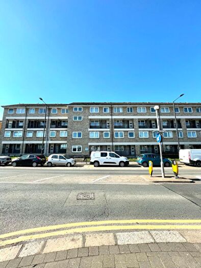 2 Bedroom Flat To Rent In Chase Road, Southgate, N14