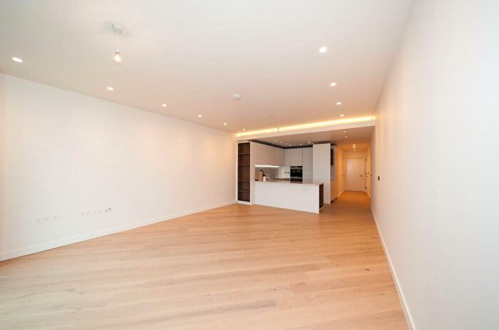 2 Bedroom Flat To Rent In Wood Crescent, London, W12