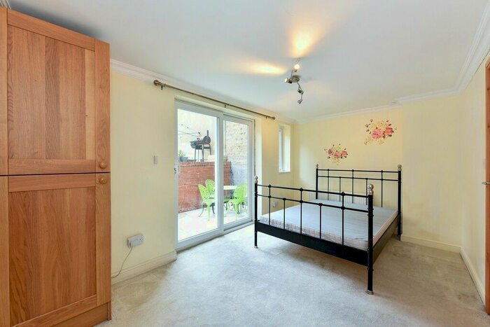 1 Bedroom Flat To Rent In North End Road, West Kensington, W14