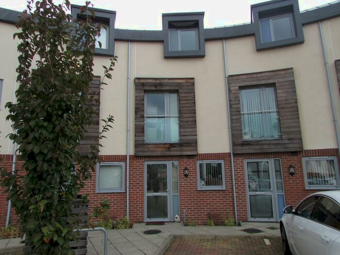 3 Bedroom Town House To Rent In Havant, Hants, PO9