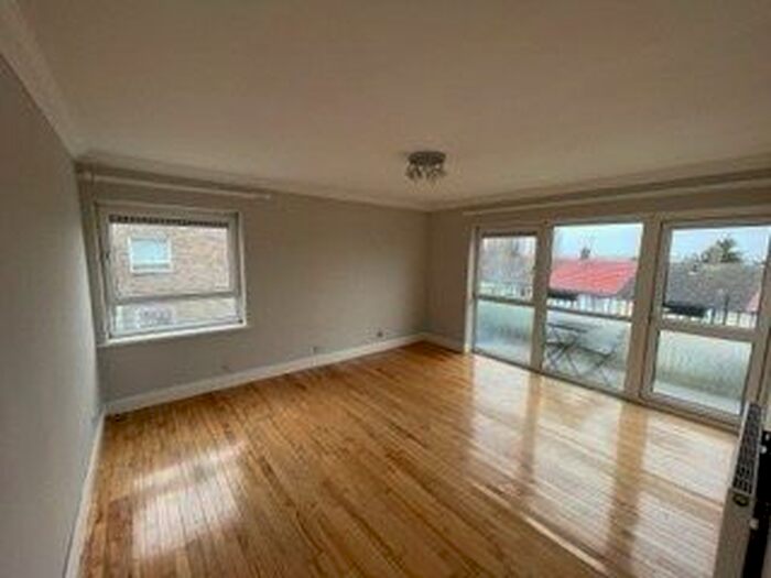 1 Bedroom Flat To Rent In Beechwood Drive, Woodford Green, IG8