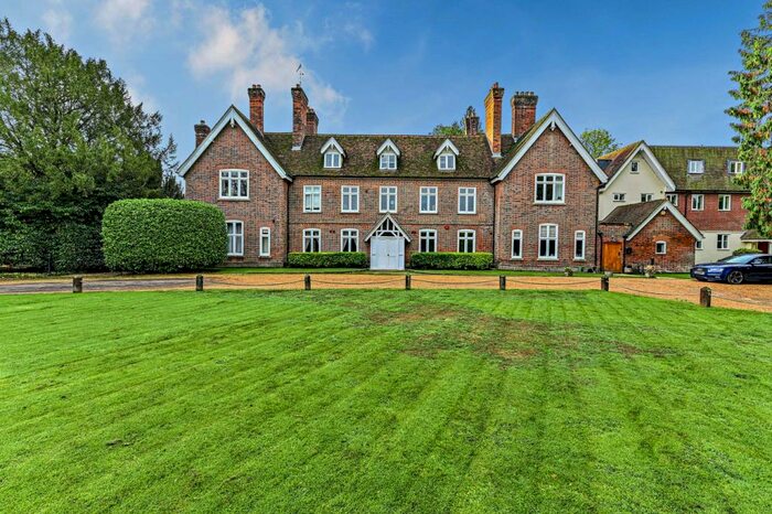 2 Bedroom Flat For Sale In Coopers Green Lane, Hatfield, AL10