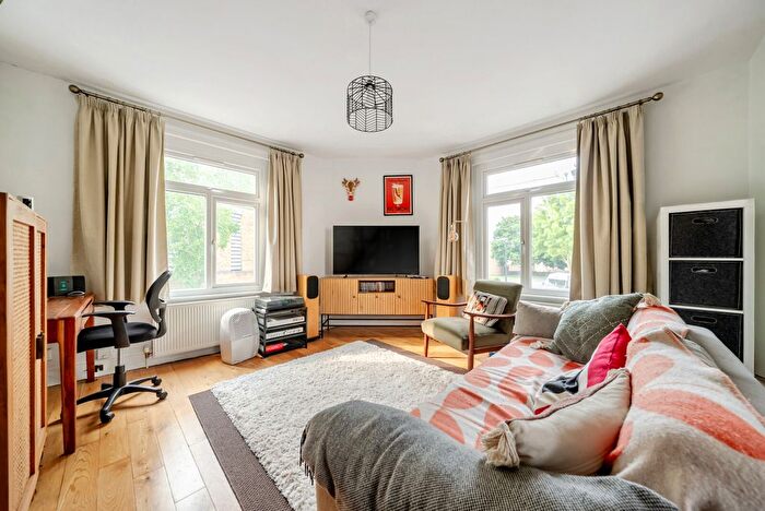 1 Bedroom Flat For Sale In Walpole Road, Teddington, TW11