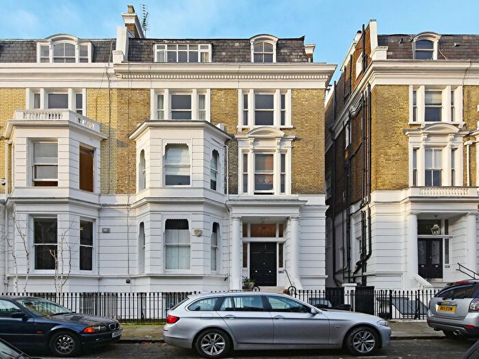 3 Bedroom Flat To Rent In Phillimore Place, London, W8