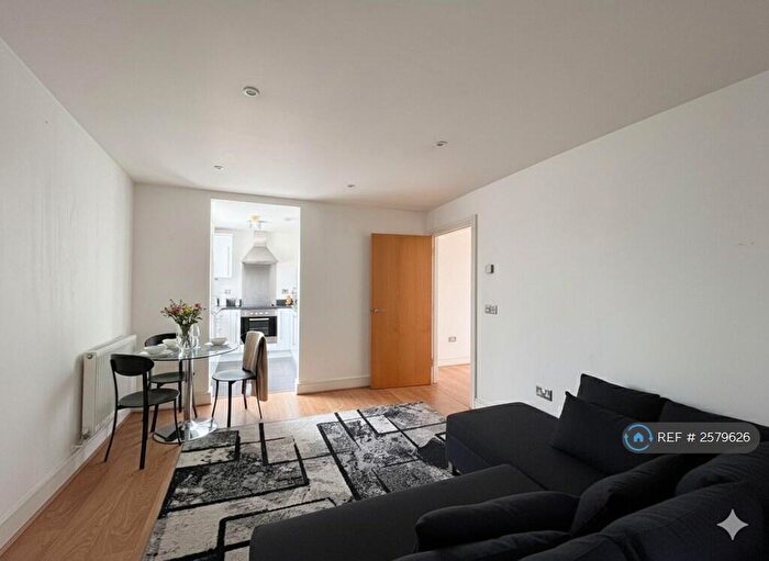 3 Bedroom Flat To Rent In Mercury House, London, E16
