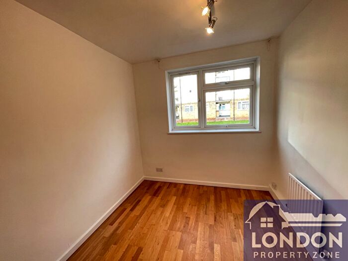 3 Bedroom Flat To Rent In Pearscroft Road, Fulham, London, SW6
