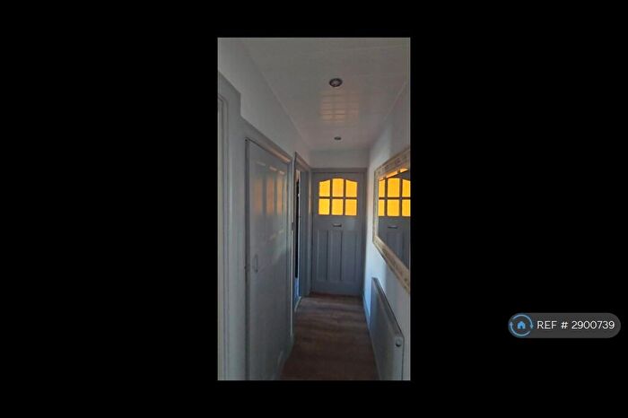 3 Bedroom Flat To Rent In Barons Court, London, NW9