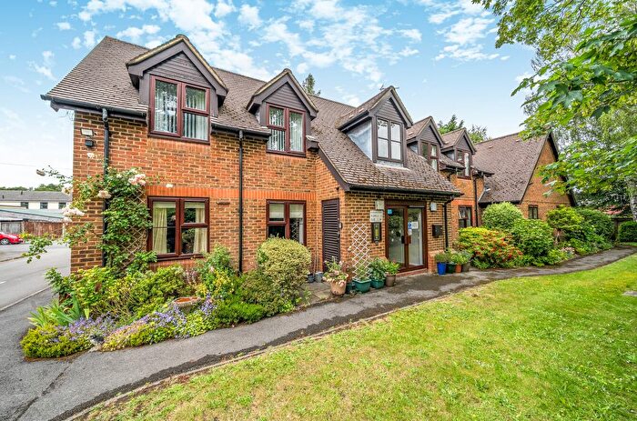 2 Bedroom Flat For Sale In Pinewood Court, Pinewood Hill, Fleet, Hampshire, GU51
