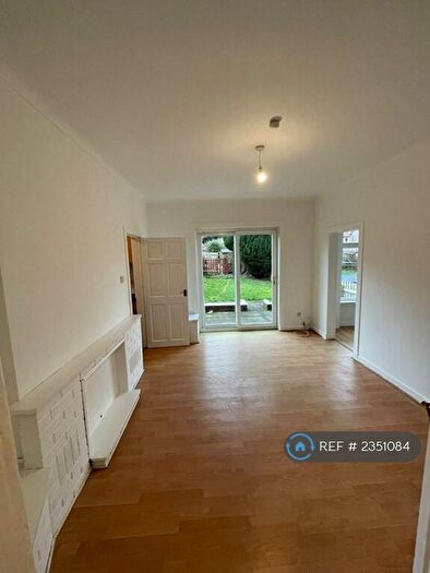 3 Bedroom Flat To Rent In Croftfoot Road, Glasgow, G44