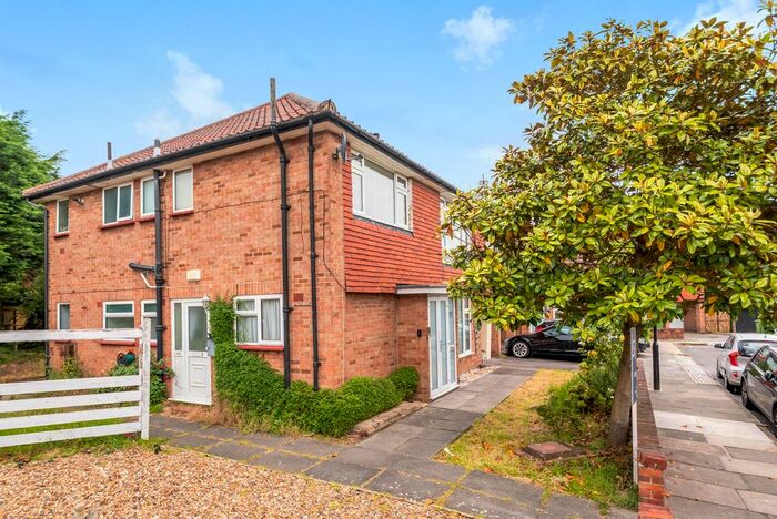 2 Bedroom Maisonette For Sale In Bexley Road, London, SE9