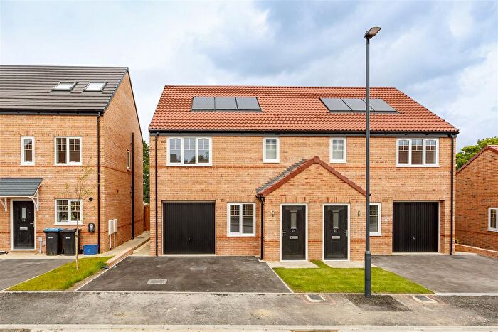 3 Bedroom Semi-Detached House For Sale In Aspen Road, Easingwold, York, YO61