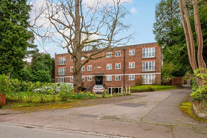 2 Bedroom Apartment For Sale In Grosvenor Court, Weybridge, KT13