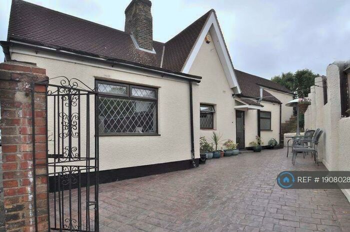 3 Bedroom Bungalow To Rent In Fremantle Road, Belvedere, DA17